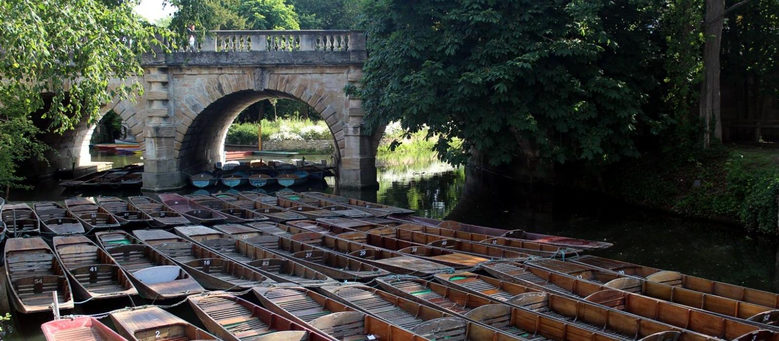 Punts under Magdalen Bridge